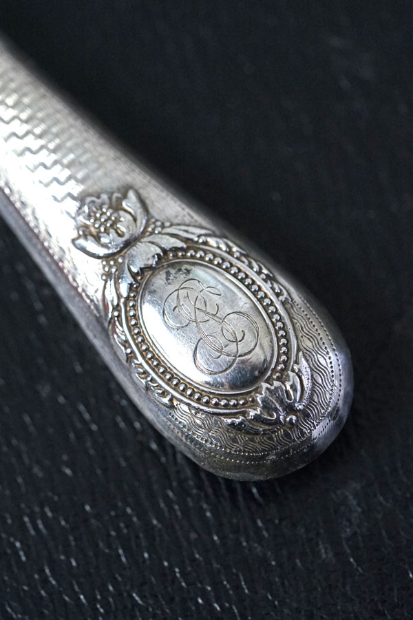 【サマーセール】シルバーコンパクト　アンティーク アンティークシルバーモノグラム付きデザートサービング用