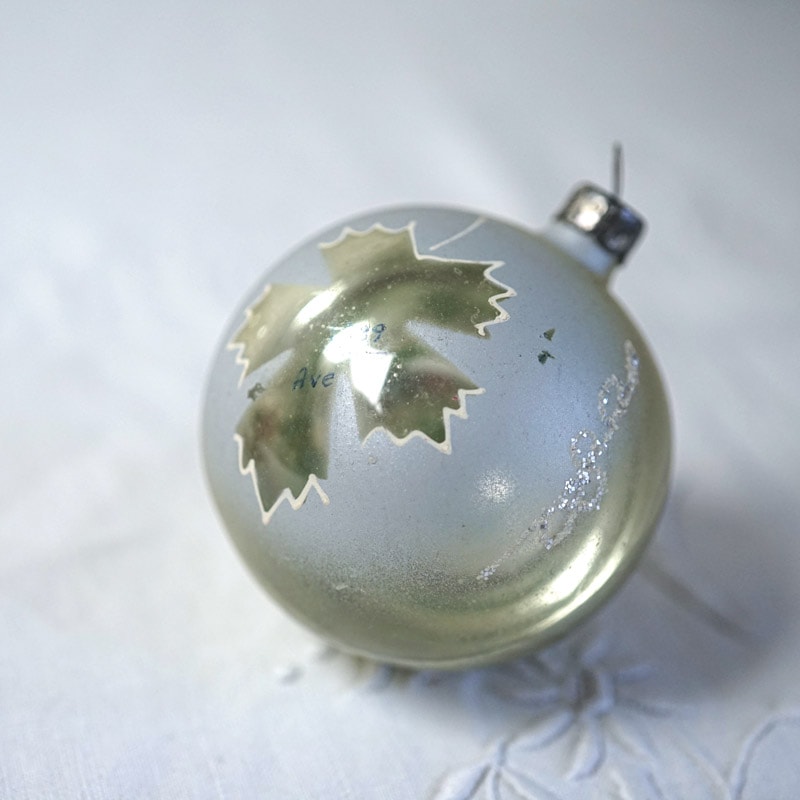 ポーランドの吹きガラスのオーナメント ボンブキグレーッシュな葉っぱ