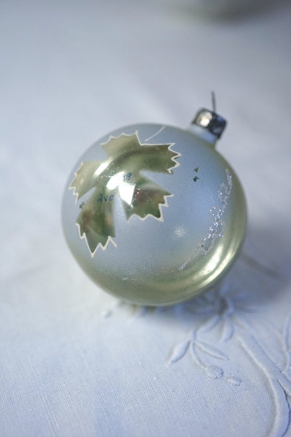 ポーランドの吹きガラスのオーナメント ボンブキグレーッシュな葉っぱ