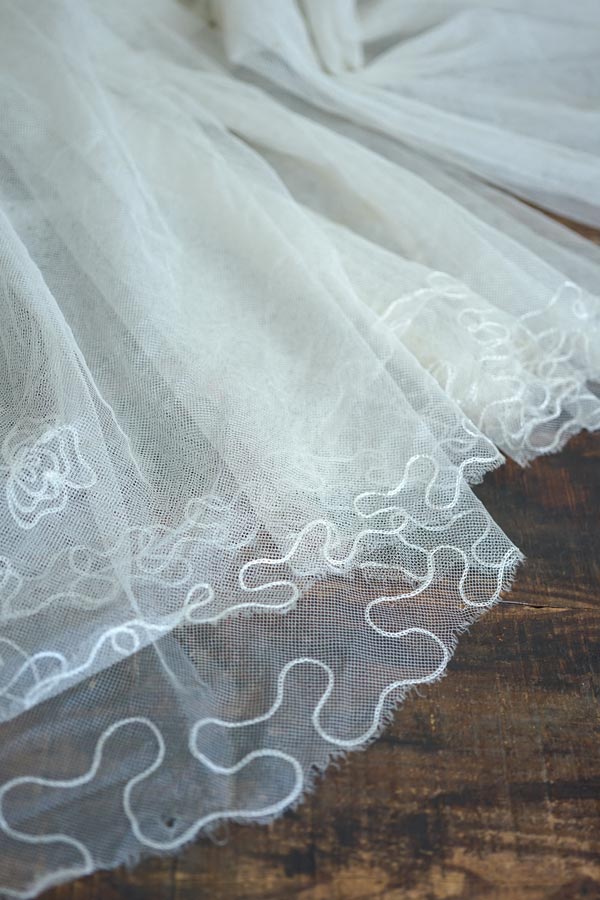 アンティークチュールにコーネリー刺繍のウエディングレース290×245cm