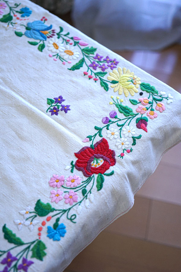 ハンガリーリネンにカロチャ刺繍のテーブルリネン104×84cm ge