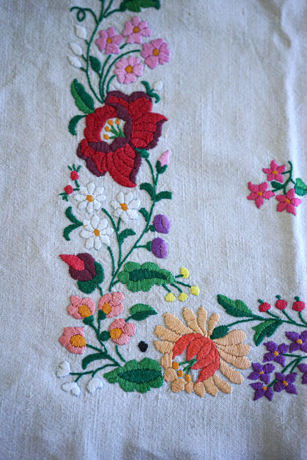 ハンガリーリネンにカロチャ刺繍のテーブルリネン104×84cm ge