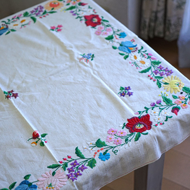 �ϥ󥬥꡼��ͥ�˥�������ɽ��Υơ��֥��ͥ�104��84cm ge-1072