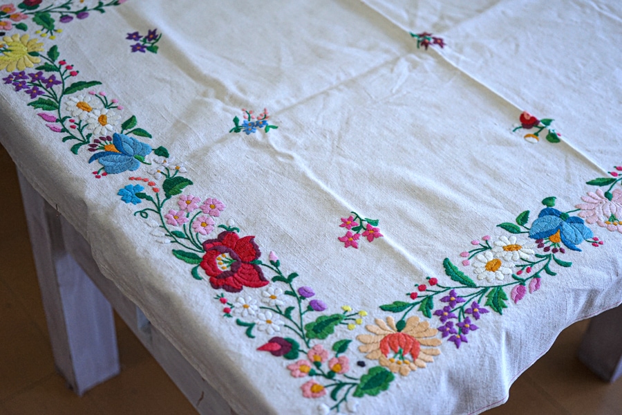 カロチャ　毛糸手刺繍　混紡リネン　テーブルクロス カロチャ手刺繍130×180混紡リネンテーブルクロス