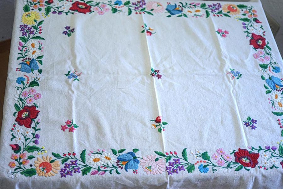 �ϥ󥬥꡼��ͥ�˥�������ɽ��Υơ��֥��ͥ�104��84cm ge-1072