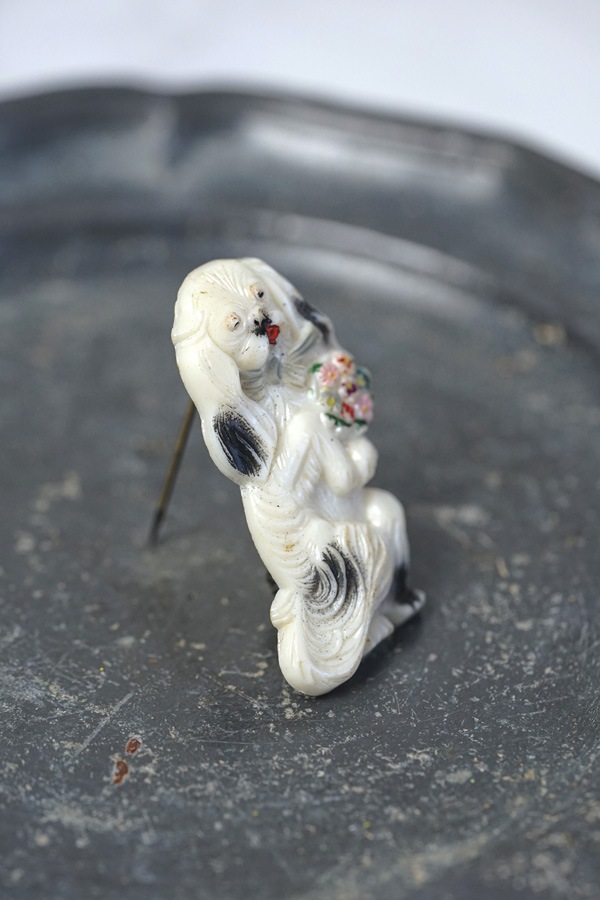 花束を持ったセルロイドの犬のブローチ4.3×2.2cm ga-1225の通販