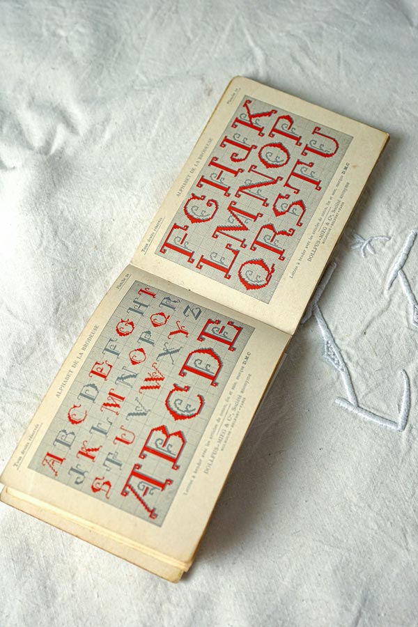 DMC����Υ���ե��٥åȻɽ����ܡ�Alhpabet DE LA Brodeuse gh-283