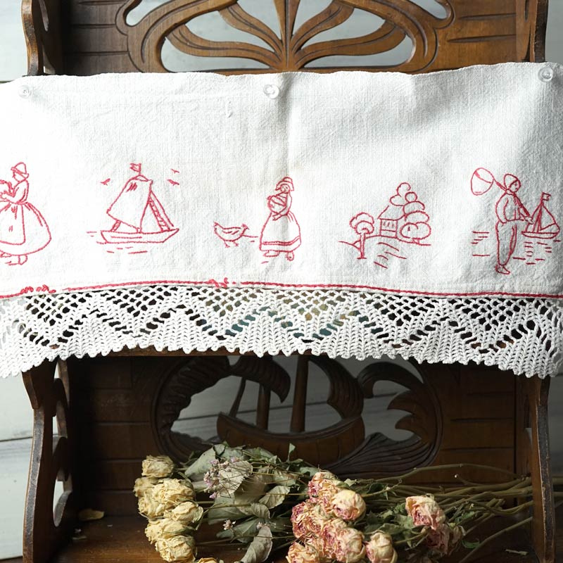 ハンガリーリネンに赤の刺繍とクロッシュレースの棚飾り43×20cm ge