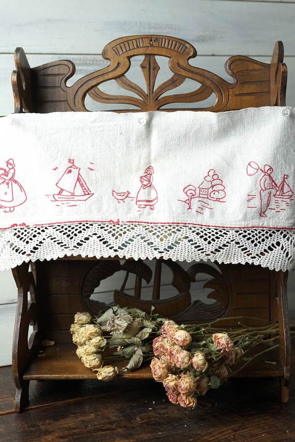 ハンガリーリネンに赤の刺繍とクロッシュレースの棚飾り43×20cm ge