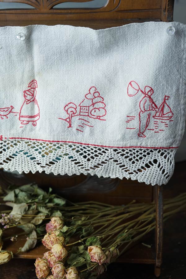 ハンガリーリネンに赤の刺繍とクロッシュレースの棚飾り43×20cm ge