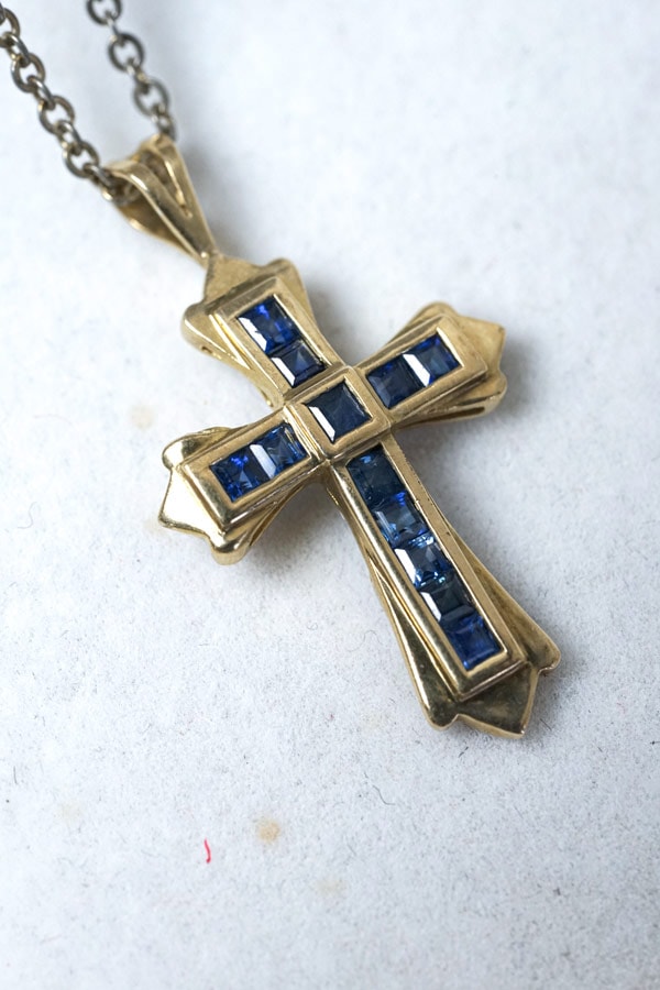 ポーランドの1890年代の9カラットゴールドにサファイヤのクロス