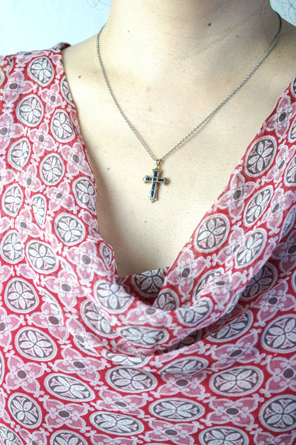 ポーランドの1890年代の9カラットゴールドにサファイヤのクロス