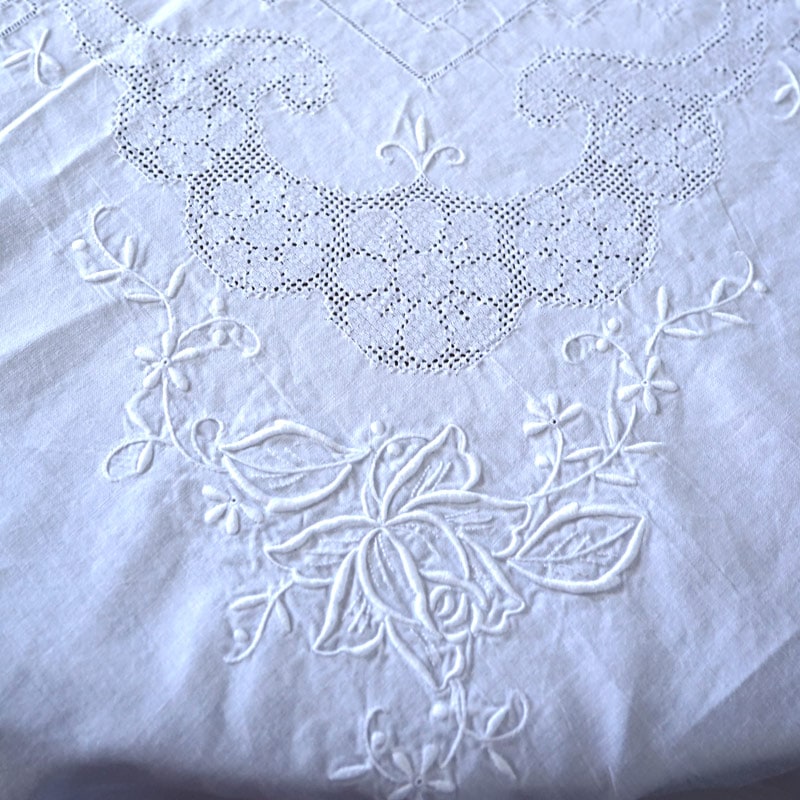 アンティークリネンに繊細なドロンワーク・ホワイトワーク刺繍の