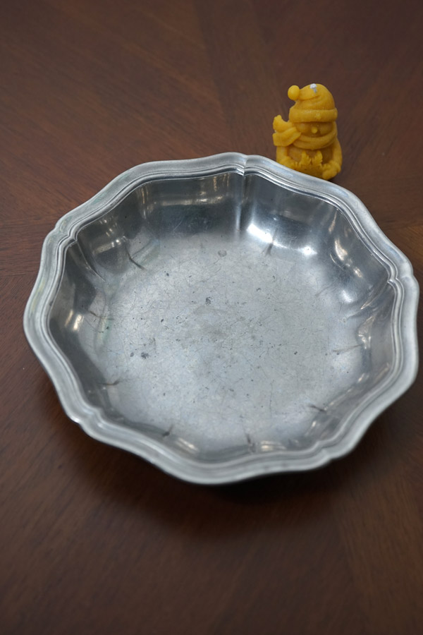 アンティーク】 エタン ピューター 錫の花リム深皿24.5cmと蜜蝋