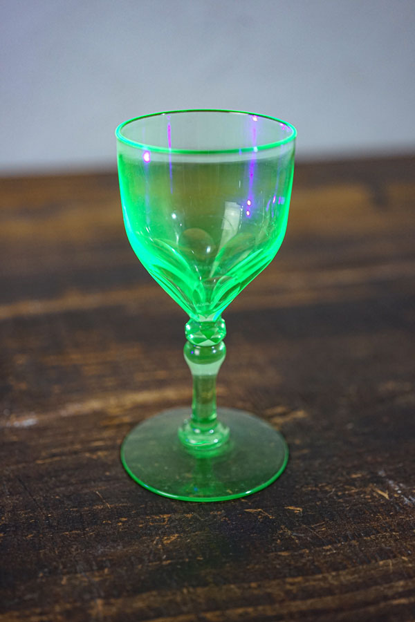 1930年代 ボヘミア製 ウランガラス・ワイングラス（花びら＆ダイヤ