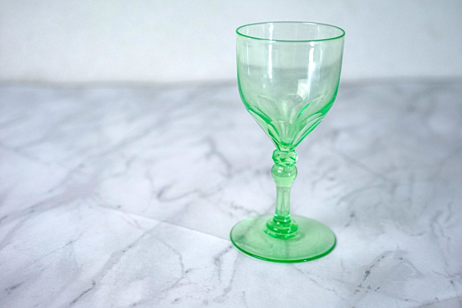 1930年代 ボヘミア製 ウランガラス・ワイングラス（花びら＆ダイヤ