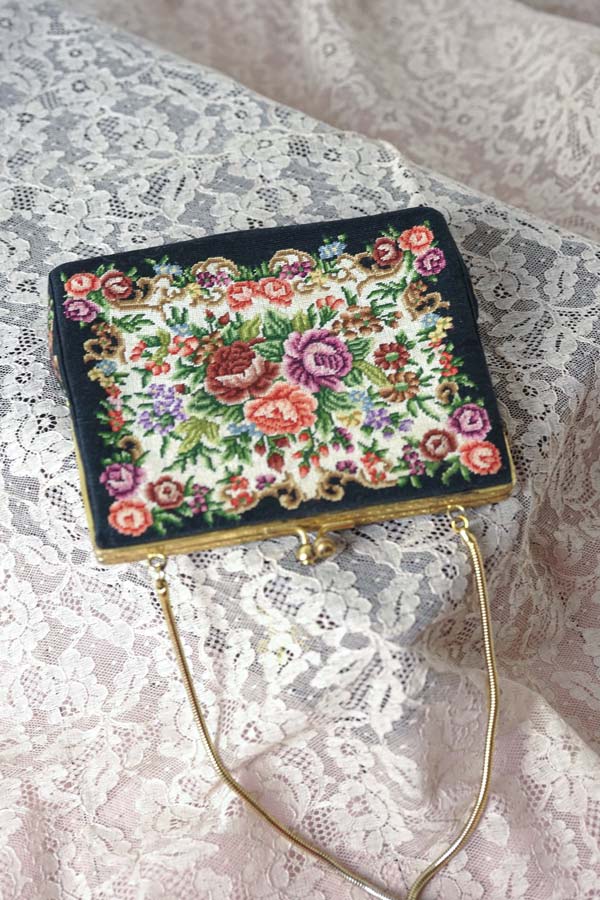 コンディションの良い細かいプチポワン刺繍のバッグW15～14×H12