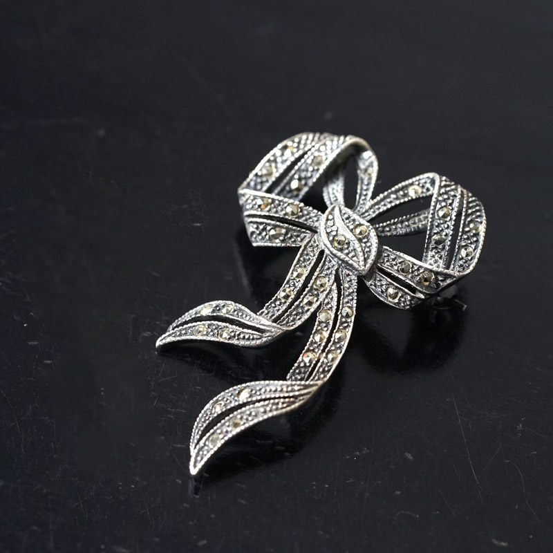 アンティーク シルバーとマーカサイト リボンブローチ（1960年代