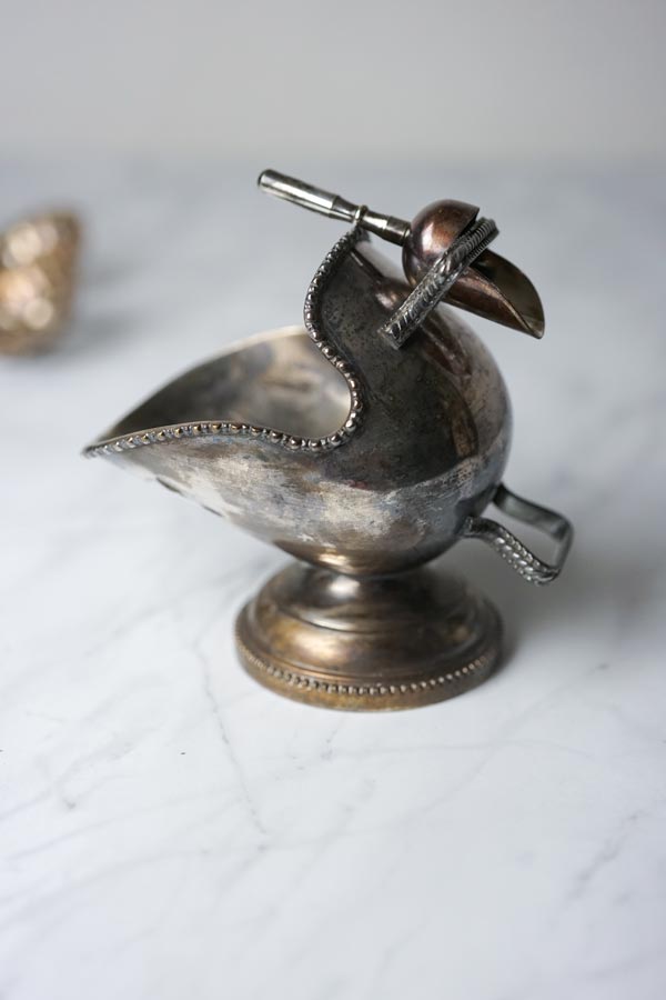 ヴィクトリアンのシルバープレートのシュガースカットル（シュガー入れ