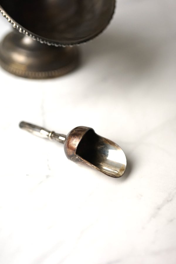 ヴィクトリアンのシルバープレートのシュガースカットル（シュガー入れ