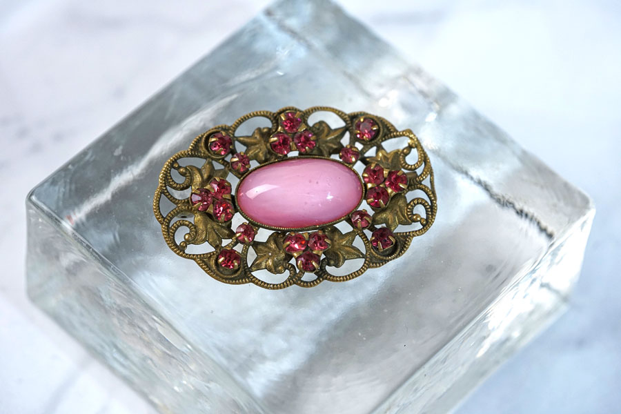 アンティークチェコのピンクのオパールガラスが美しいブローチ 1930