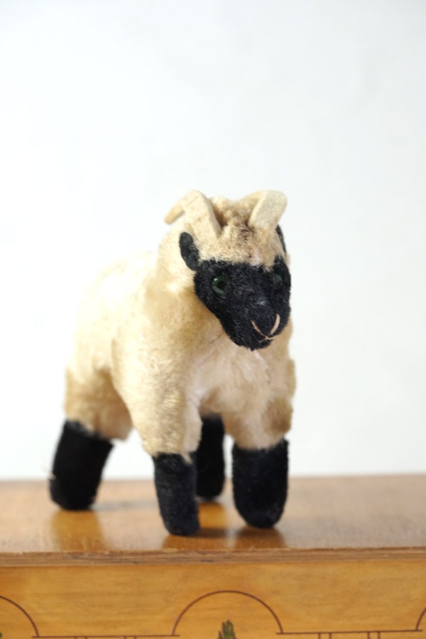 * antique sheep ✵ * ✵ * 黒い小さな 羊さん antique sheep ✵ * ✵ * 黒い小さな 羊さん - メルカリ