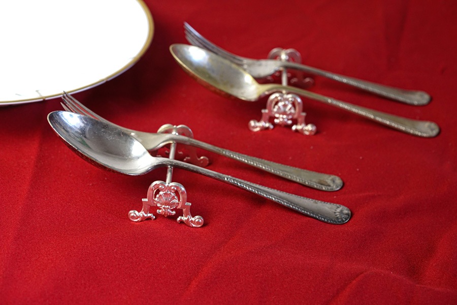 フランスのシルバープレートのナイフレストとカトラリーのペアセット