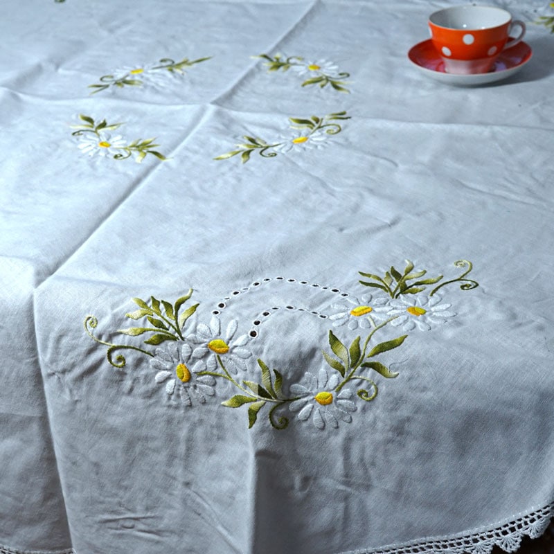 ハンガリーのマーガレット手刺繍とクロッシュレースのラウンドテーブル