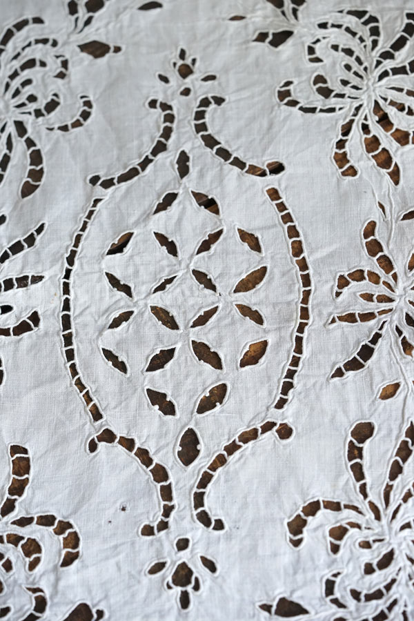 アンティークカットワーク刺繍のオーバルマット70×38cm ge-929の通販