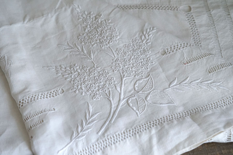 手の込んだホワイトワークとドロンワーク刺繍のSVイニシャル