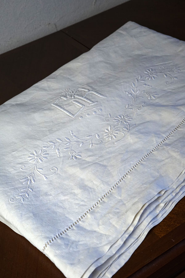 19C末頃のフランス製ホワイトワーク刺繍の「ドラ」（ベッド