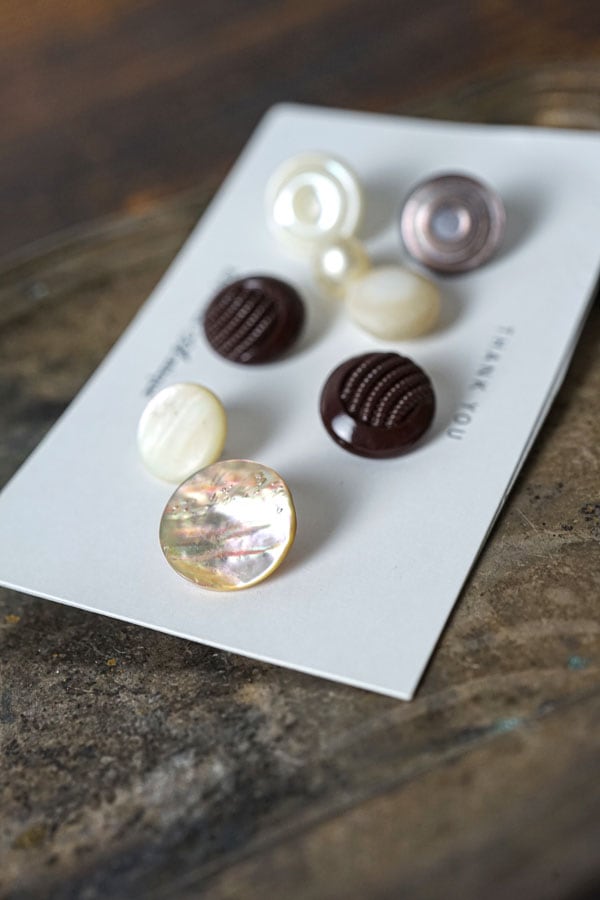 売り切れました。アンティークヴィンテージガラスボタンとコットンパールイヤーフック お買い得】アンティークのマザーオブパールやガラスパールや