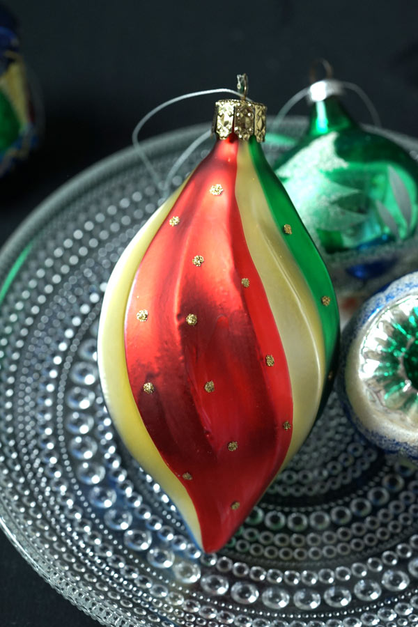 アンティーク薄ガラスのカラフルなオーナメントとリフレクターとボール