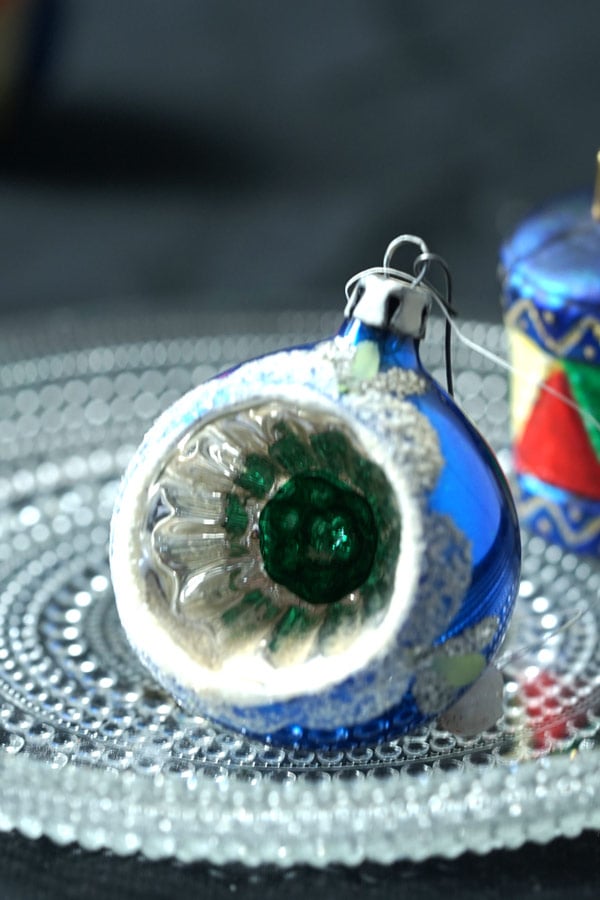 アンティーク薄ガラスのカラフルなオーナメントとリフレクターとボール