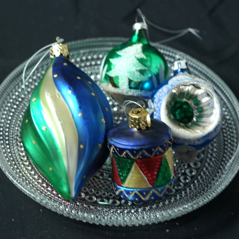 アンティーク薄ガラスのカラフルなオーナメントとリフレクターとボール