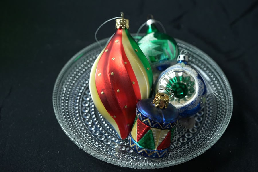 アンティーク薄ガラスのカラフルなオーナメントとリフレクターとボール