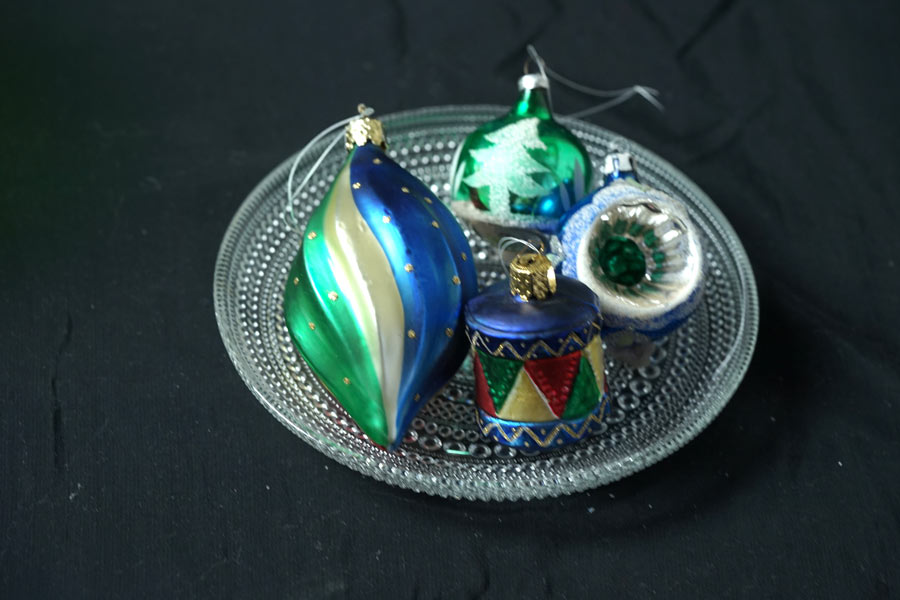 アンティーク薄ガラスのカラフルなオーナメントとリフレクターとボール