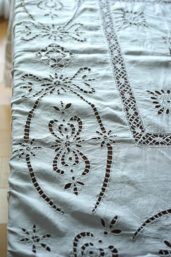 アンティーク イタリア ニードルワーク 花葉盛上刺繍フィレレース ラージクロス アンティーク イタリア ニードルワーク 花葉盛上刺繍フィレ