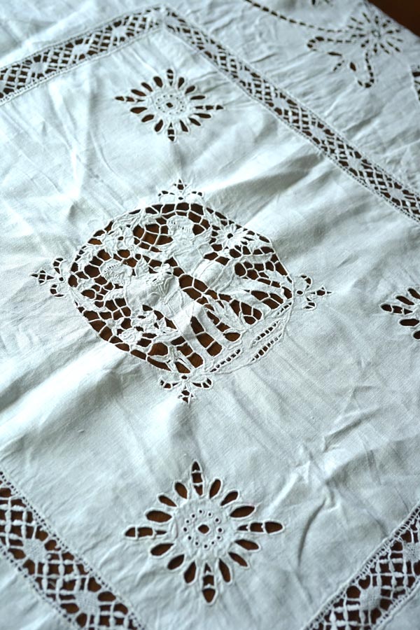 カットワーク刺繍やフィレレースやニードルレースに房付きの