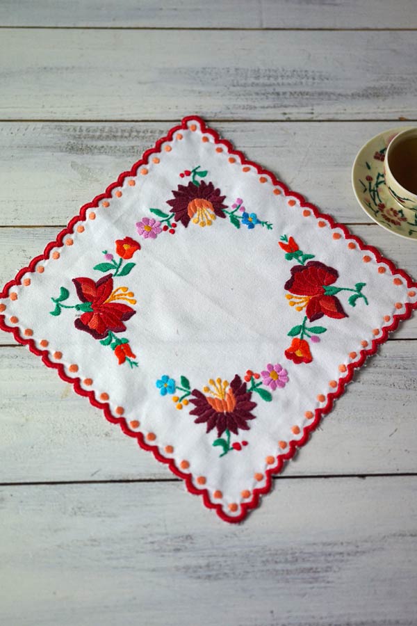 専用　ハンガリー　カロチャ刺繍　丸と四角 ハンガリーカロチャ刺繍のスクエアマット24×25cm ge-1010の通販