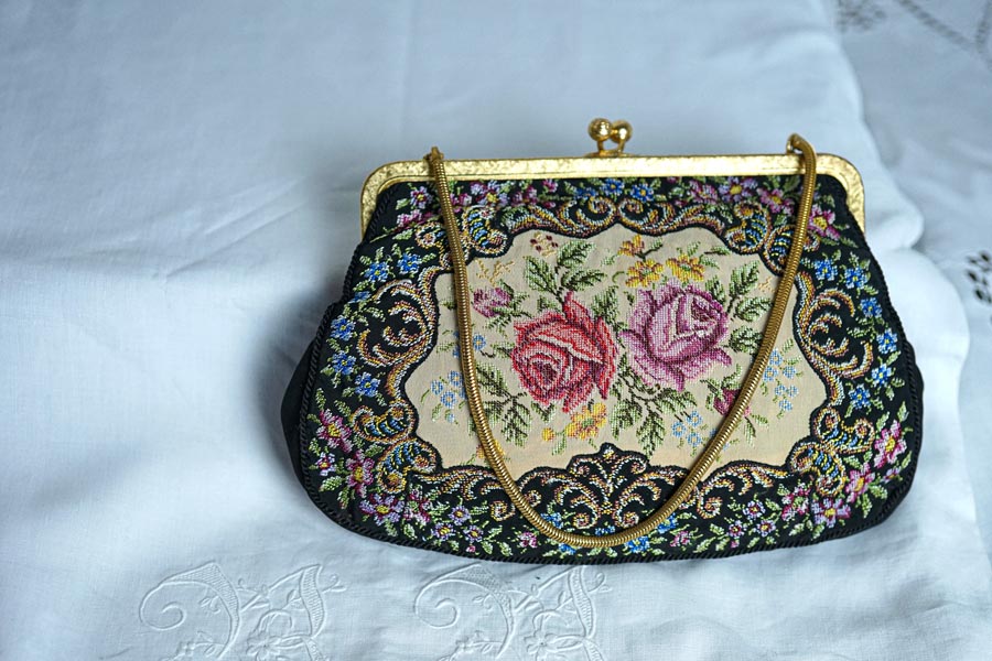 新品未使用品　プチポアン刺繍　パーティーバック　ダンス　箱傷あり