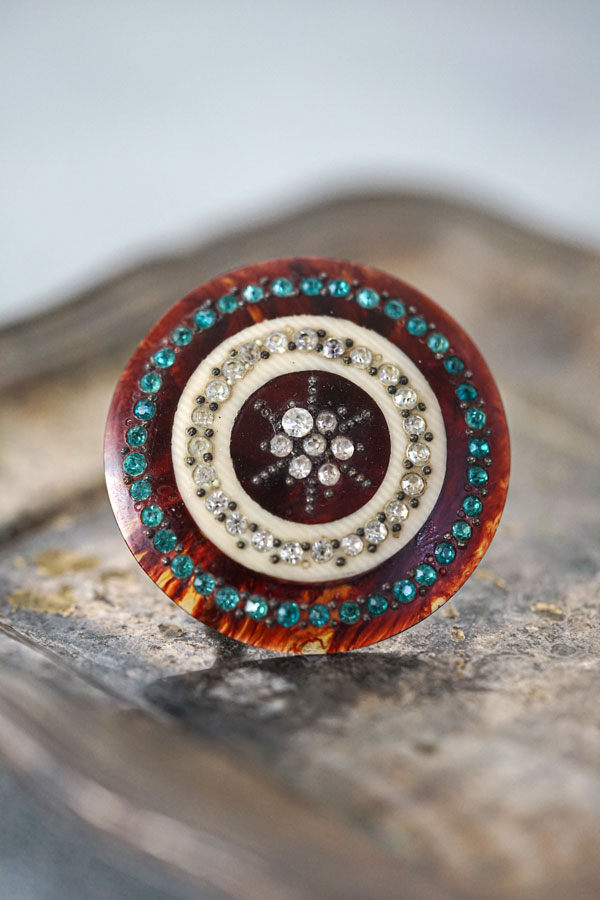 ベークライトにラインストーンが一杯のボタンブローチ1940年代頃W4.4cm