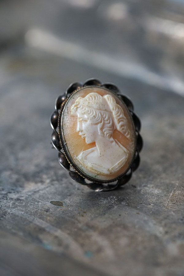 ヴィクトリアンシェルカメオ × ブラスフレーム 2WAYブローチ