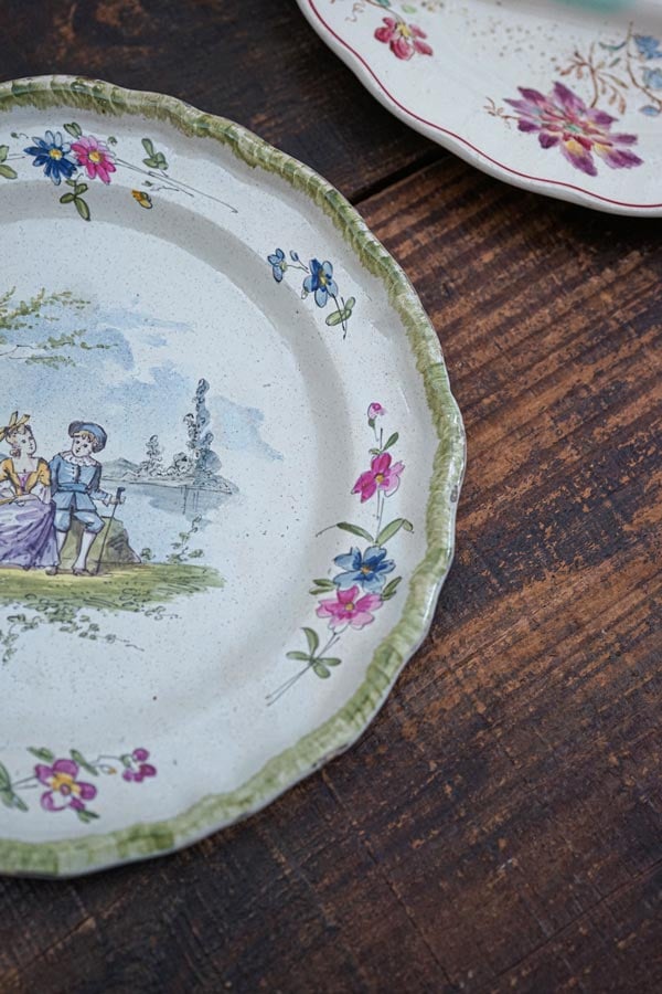 アンティークファイアンス ハンドペイント語らう2人のプレート