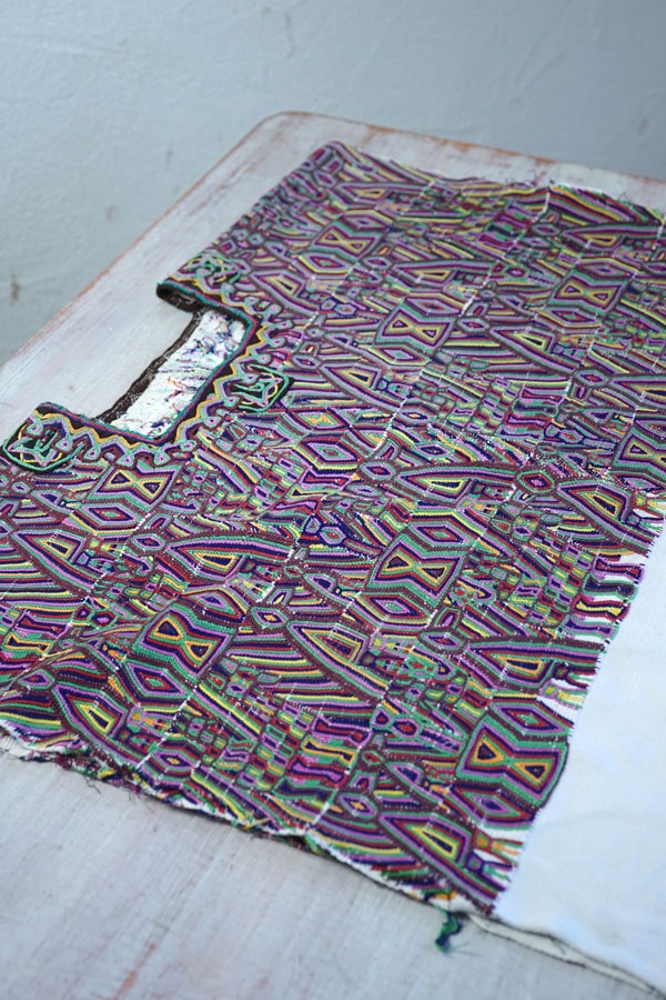 マヤ文明のモチーフを彷彿とさせるグアテマラの上着の刺繍W68×L50cm×2