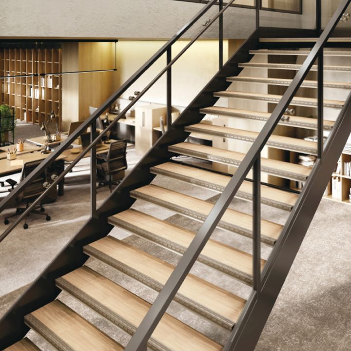 サンゲツ ノンスキッド・ステップ 4色 ウッディフロア 踏み面タイプ／蹴込み一体タイプ ノンスキッドPX 2025-2027（購入単位：ケース） 