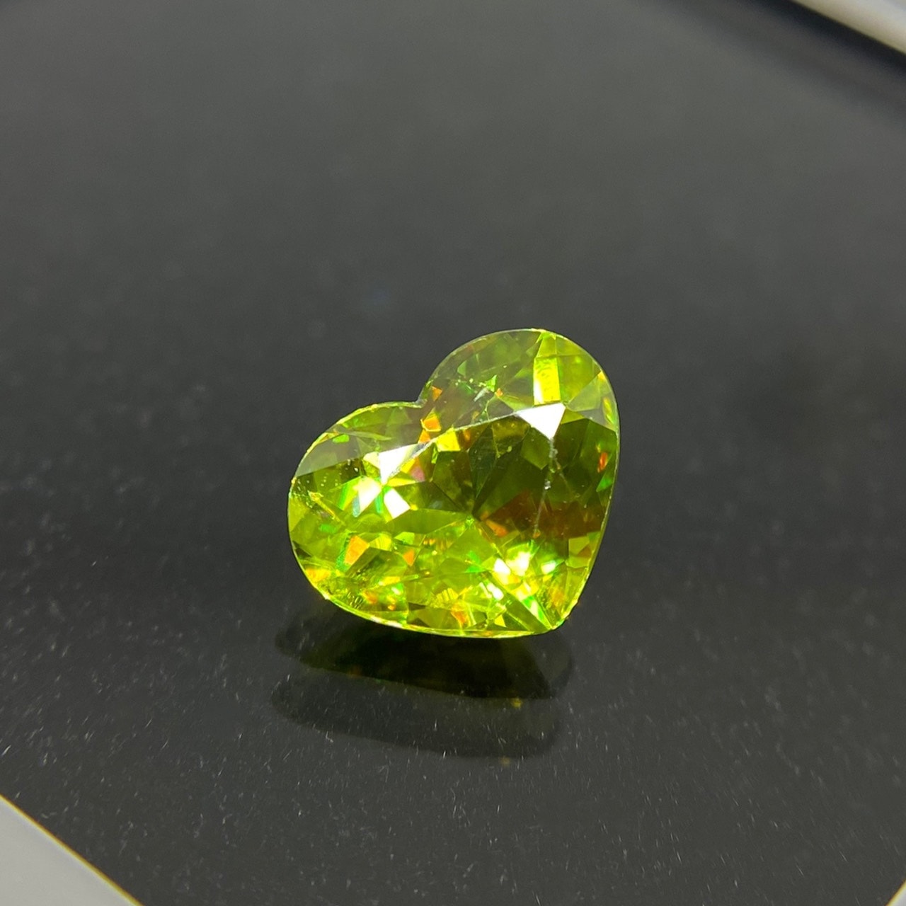 ギラギラファイア！ ハートシェイプ スフェーン 1.42ct | 宝石