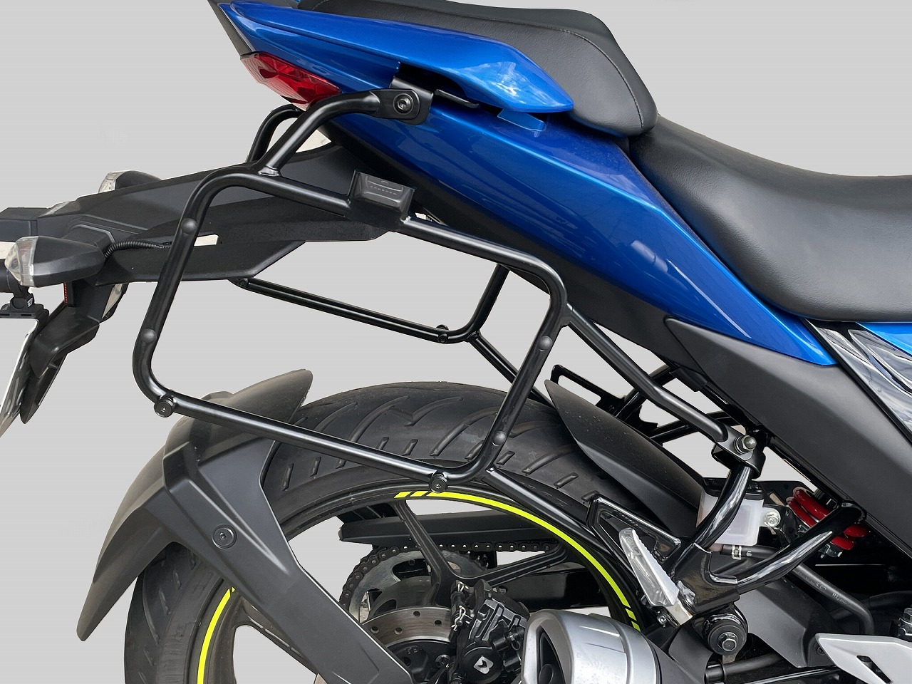 ジクサー150/250用パニアホルダー【GIVI E22/DOLOMITI】