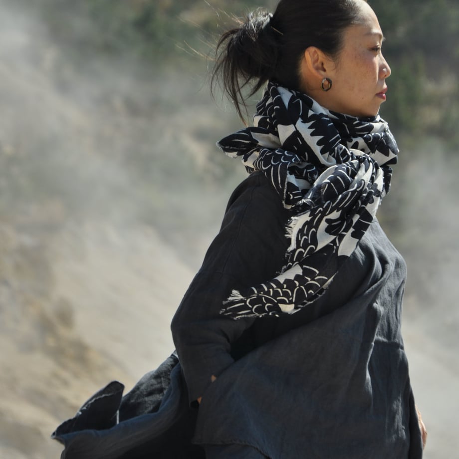 よつめ染め布舎　カラスの群れストール よつめ染布舎 型染ストール｜カラスの群れ｜青黛 | すべての商品