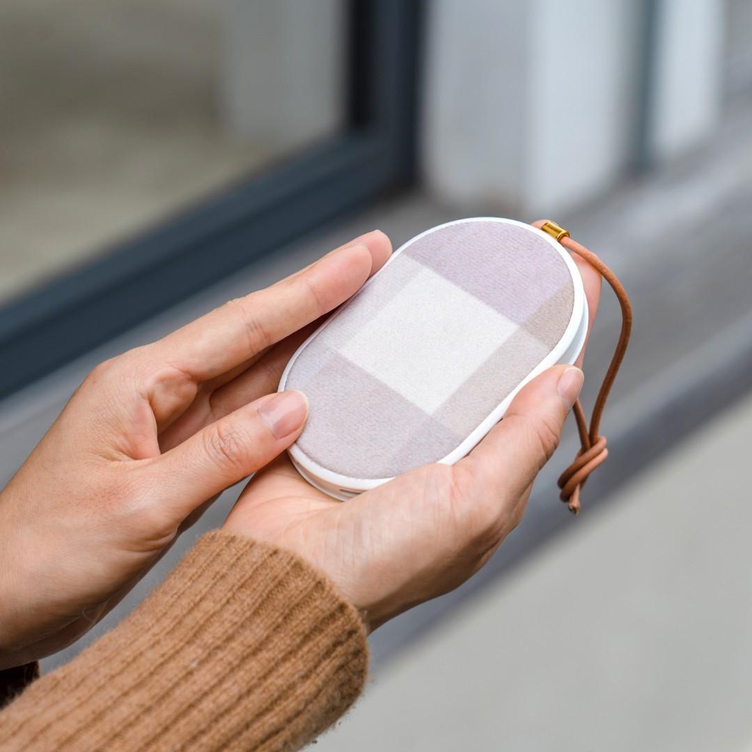 使い捨てないカイロ モバイルバッテリー機能付 Fabric｜玄関